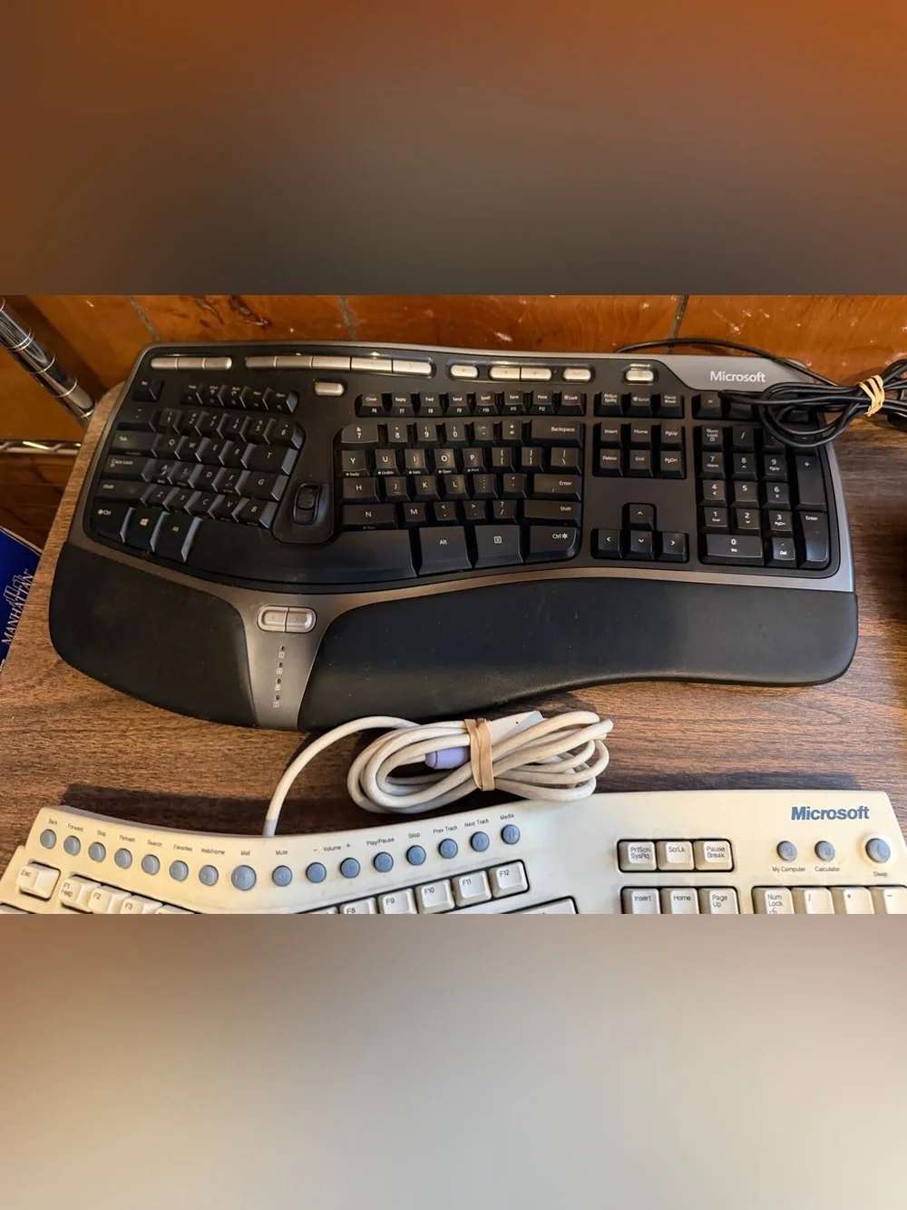 Keyboards & computer mouse lot Microsoft (black & ivory) Logitech